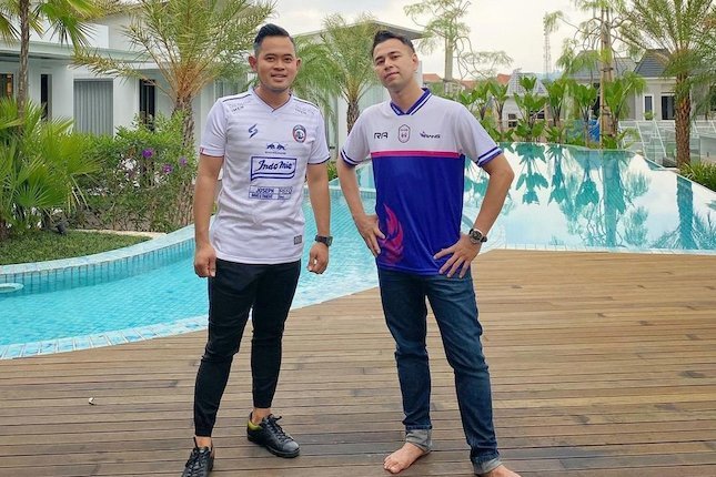 Gilang Widya Pramana berpose dengan Raffi Ahmad sebelum duel persahabatan Arema FC vs RANS Cilegon FC (c) Gilang Widya Pramana (Instagram)
