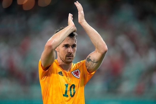 Juventus Tawarkan Ramsey ke Wolverhampton, Minta Ditukar Neves