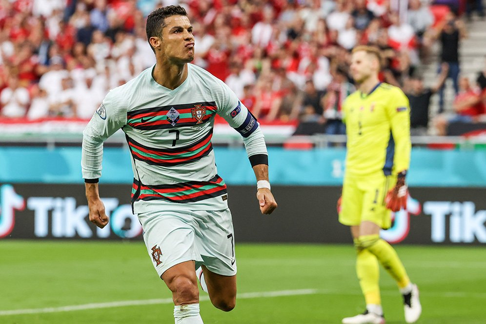 Mengapa Posisi Cristiano Ronaldo Miring Sendiri Saat Skuad Portugal Nyanyikan Lagu Kebangsaan?