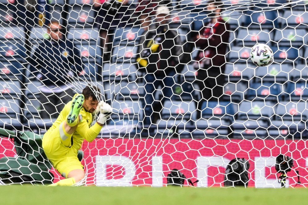 Detik-Detik Kiper Skotlandia, David Marshall jadi Korban Gol Indah Patrik Schick