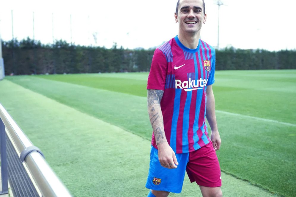 Barcelona Rilis Jersey Baru, Reaksi Netizen: Cara Baru Buat Fans Malu!