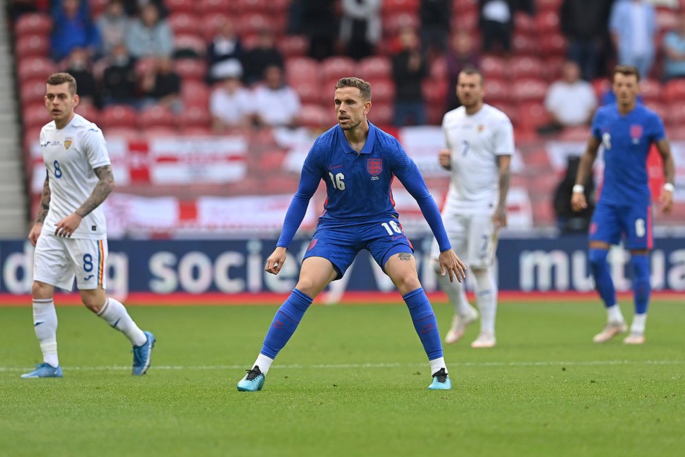 Penalti 'Curian' Jordan Henderson Gagal Berbuah Gol, Netizen: Sudah Mencuri, Gagal Pula!