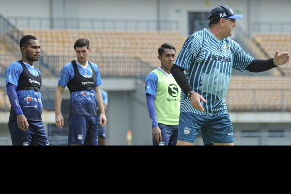 Ini Cara 2 Penggawa Persib Usir Jenuh Saat Jalani Latihan Mandiri