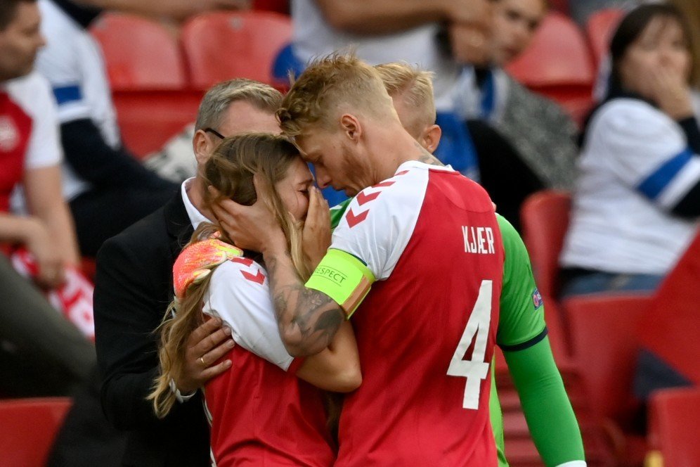 Foto: Momen Mengharukan Saat Simon Kjaer Tenangkan Istri Christian Eriksen