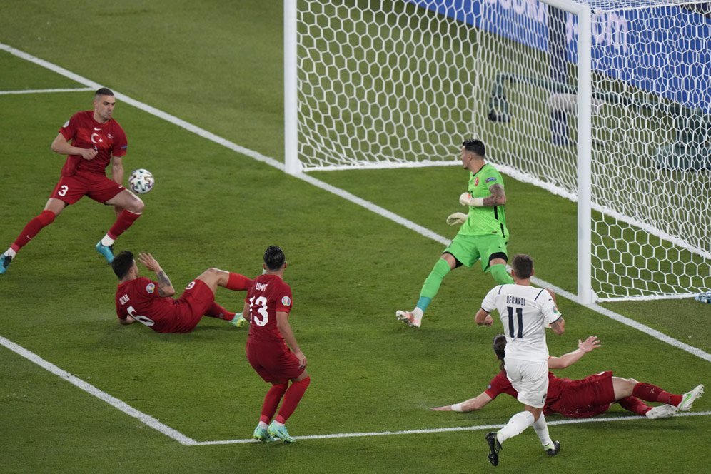 Merih Demiral: Pencetak Sejarah di Euro 2020 Lewat Gol Bunuh Diri