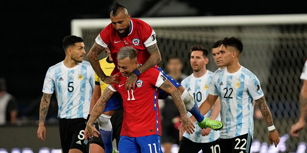 Selebrasi Eduardo Vargas dan Arturo Vidal, Argentina vs Chile, Copa America 2021 (c) AP Photo