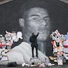 Galeri: Mengharukan, Ratusan Orang Suarakan Anti-Rasisme di Mural Marcus Rashford