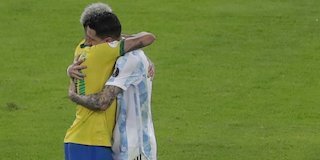 Pelukan Neymar dan Lionel Messi usai final Copa America 2021 (c) AP Photo