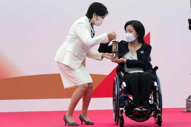 Dibawa ke Podium oleh Atlet Paralimpic