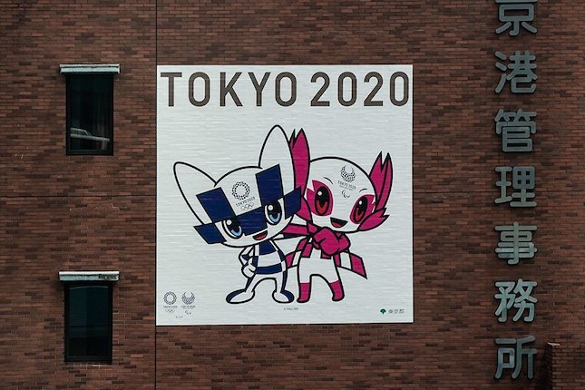 Banner Olimpiade 2020 tergantung di bangunan di sekitar Tokyo. (c) AP Photo