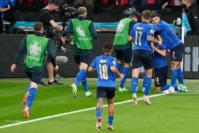Skuad Italia merayakan gol Federico Chiesa ke gawang Spanyol, Rabu (7/7/2021) (c) AP Photo