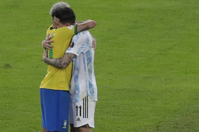 Pelukan Neymar dan Lionel Messi usai final Copa America 2021 (c) AP Photo