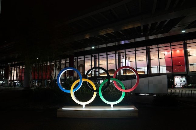Lingkaran logo Olimpiade terpajang di Narita International Airport jelang Olimpiade 2020. (c) AP Photo