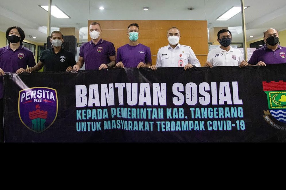 Persita Ikut Bagikan Bansos di Tengah Pandemi COVID-19 Persita Ikut Bagikan Bansos di Tengah Pandemi COVID-19