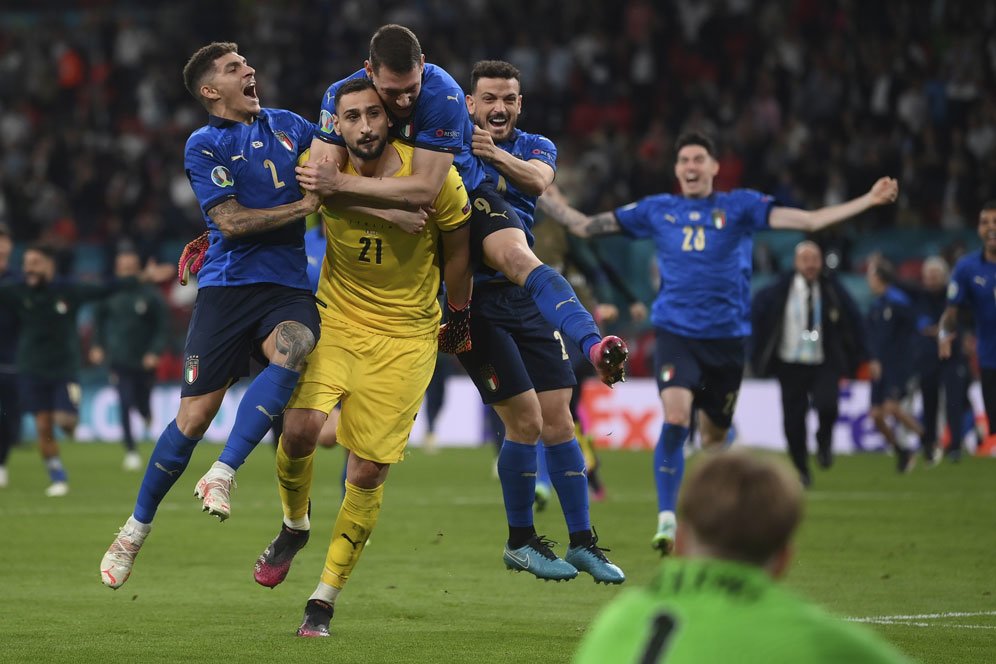 Donnarumma Tidak Berselebrasi Usai Menahan Penalti Saka, Ternyata Ini Alasannya