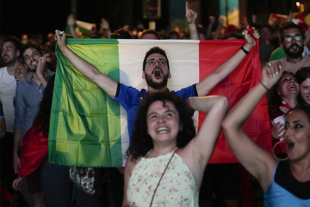 Galeri Foto: Haru Biru Suporter Italia usai Menang atas Spanyol di Semifinal Euro 2020 Galeri Foto: Haru Biru Suporter Italia usai Menang atas Spanyol di Semifinal Euro 2020
