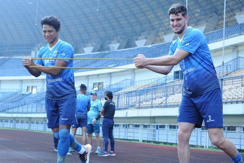 Bek Persib Buat Plank Challenge Agar Tetap Enjoy Berlatih Mandiri