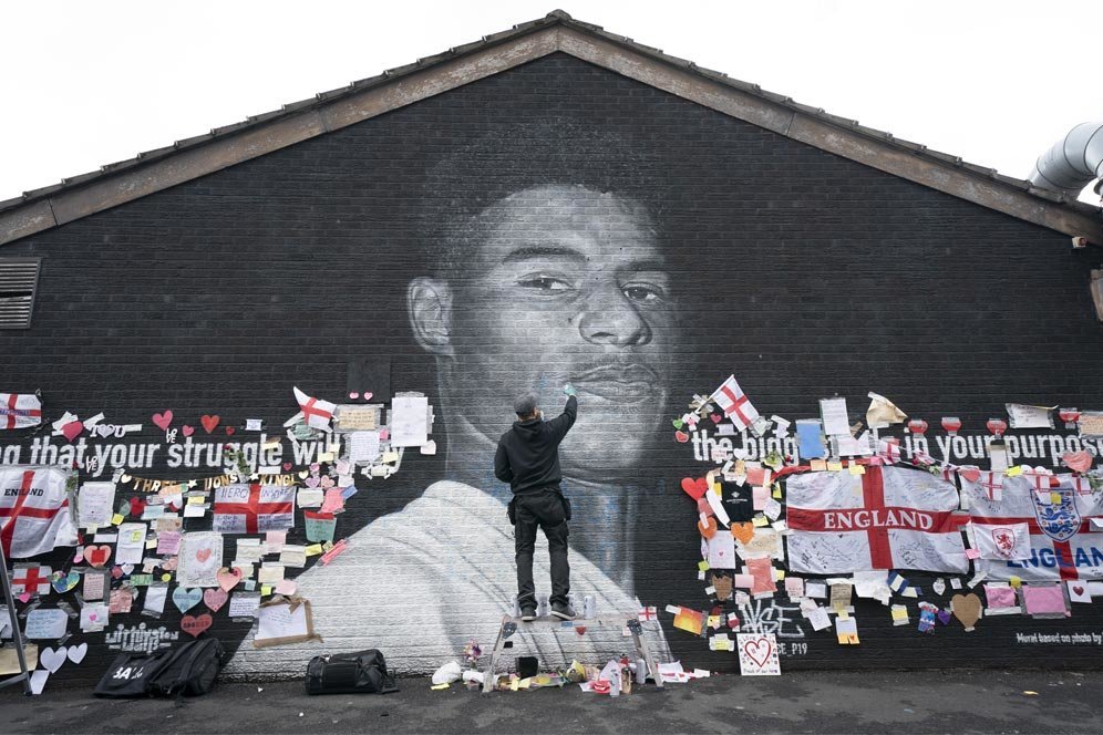 Galeri: Mengharukan, Ratusan Orang Suarakan Anti-Rasisme di Mural Marcus Rashford