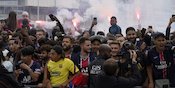 Video: Fans PSG Sambut Kedatangan Lionel Messi di Paris Video: Fans PSG Sambut Kedatangan Lionel Messi di Paris