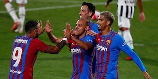 Pemain Barcelona, Martin Braithwaite (tengah), merayakan golnya ke gawang Juventus dalam laga Joan Gamper Trophy hari Senin (9/8/2021). (c) AP Photo