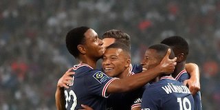 Skuad PSG merayakan gol Kylian Mbappe ke gawang Strasbourg, Ligue 1 2021/22 (c) AP Photo