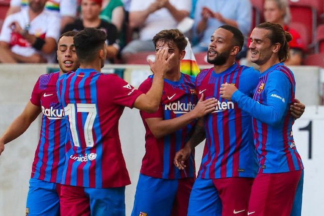 Skuat Barcelona merayakan gol Memphis Depay ke gawang Stuttgart, Minggu (1/8/2021) (c) FC Barcelona