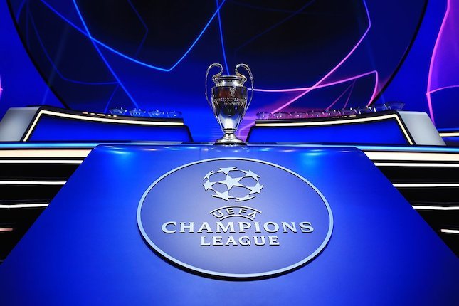 Trofi Liga Champions dipamerkan di acara drawing Liga Champions 2021-2022. (c) AP Photo