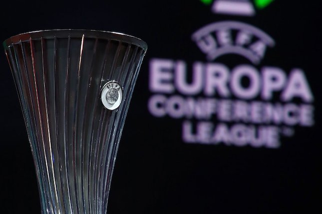 Trofi UEFA Europa Conference League  (c) UEFA