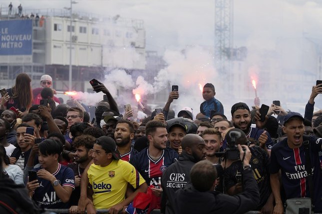 Fans PSG menyambut kedatangan Lionel Messi di Paris (c) AP Photo