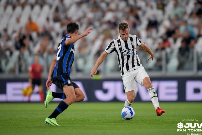 Duel Aaron Ramsey dengan pemain Atalanta di laga uji coba pramusim (c) Juventus FC