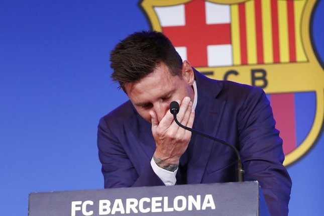 Lionel Messi menahan tangis saat menjalani sesi konferensi pers terakhirnya bersama Barcelona di Camp Nou, Minggu (08/08/2021). (c) AP Photo
