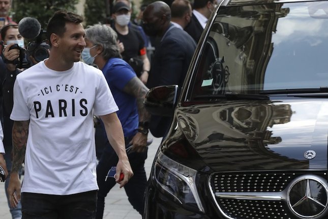Lionel Messi ketika tiba di Paris untuk bergabung dengan PSG (c) AP Photo