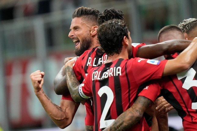Skuad AC Milan merayakan gol Olivier Giroud ke gawang Cagliari, Senin (30/8/2021) (c) AP Photo