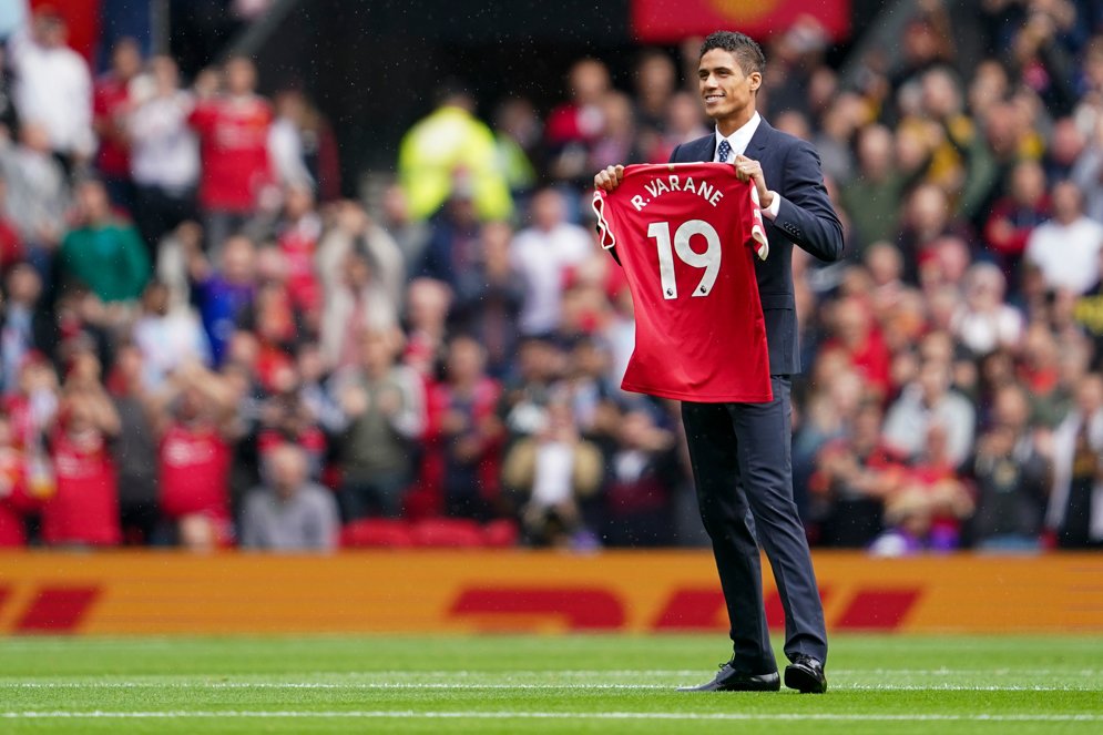 Varane Tak Butuh Bantuan Pogba untuk Adaptasi di MU