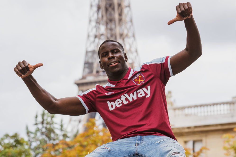 Parah! Bek West Ham Ini Tega Tendang dan Tampar Seekor Kucing