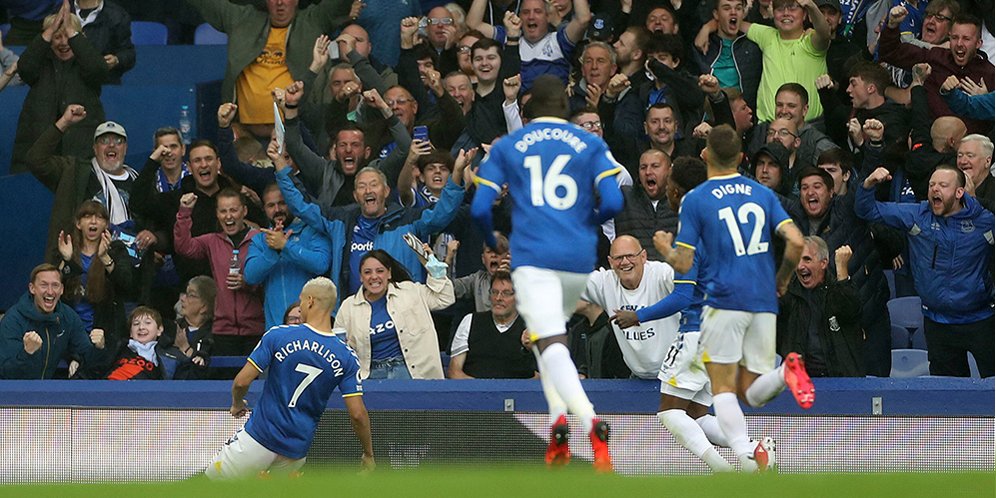 Selebrasi Richarlison dan pemain Everton di laga melawan Southampton di pekan pertama Liga Inggris 2021-2022. (c) AP Photo