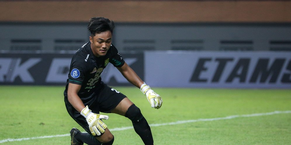 Kiper Persebaya, Ernando Ari Sutaryadi saat melawan Borneo FC pada pekan pertama BRI Liga 1 2021/2022 di Stadion Wibawa Mukti, Sabtu (04/09/2021) (c) Bola.net/Bagaskara Lazuardi