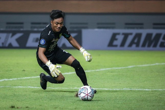 Kiper Persebaya, Ernando Ari Sutaryadi saat melawan Borneo FC pada pekan pertama BRI Liga 1 2021/2022 di Stadion Wibawa Mukti, Sabtu (04/09/2021) (c) Bola.net/Bagaskara Lazuardi