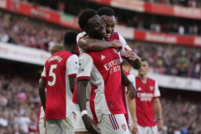 Skuat Arsenal merayakan gol Bukayo Saka ke Gawang Tottenham, Minggu (26/9/2021) (c) AP Photo