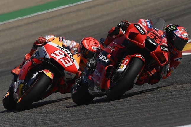 Tak Hitung Aksi Saling Salip Bagnaia vs Marquez