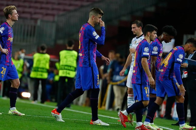 Ekspresi pemain Barcelona usai dikalahkan Bayern Munchen, Liga Champions 2021/22 (c) AP Photo