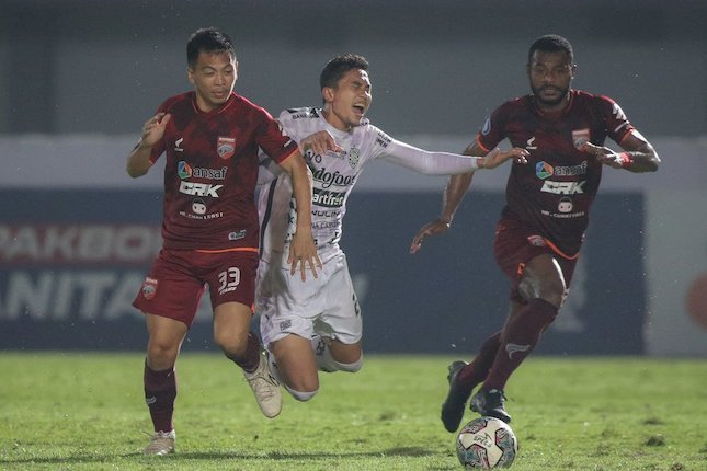 Pemain Bali United, Ricky Fajrin Saputra (tengah) berebut bola dengan pemain Borneo FC, Wahyudi Setiawan Hamisi saat laga pekan kelima BRI Liga 1 2021/2022 antara Borneo FC melawan Bali United di Stadion Indomilk Arena, Tangerang, Selasa (28/09/2021) WIB.