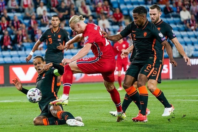 Aksi Erling Haaland dalam laga Norwegia vs Belanda, Kamis (2/9/2021) (c) NTB via AP Photo