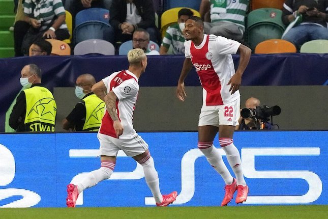 Sebastien Haller (kanan) merayakan golnya untuk Ajax di Liga Champions 2021/22 (c) AP Photo