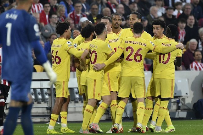 Skuat Liverpool merayakan golnya ke gawang Brentford, Sabtu (25/09/2021). (c) AP Photo