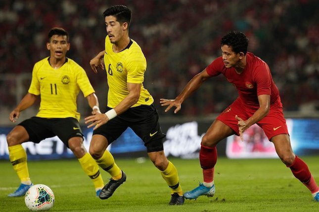 Gelandang Timnas Indonesia, Rizky Pellu, menjaga gelandang Malaysia, Brendan Gan, pada laga Kualifikasi Piala Dunia 2022 di SUGBK, Jakarta, Kamis (5/9). (c) Bola.com/Vitalis Yogi Trisna