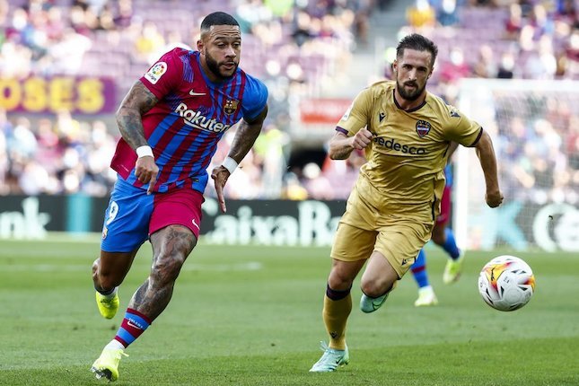 Aksi Memphis Depay di laga Barcelona vs Levante di Camp Nou, Minggu (26/09/2021) malam WIB. (c) AP Photo