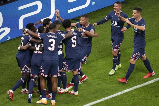 Para pemain PSG merayakan gol Idrissa Gueye dalam laga kontra Manchester City di Liga Champions 2021/2022. (c) AP Photo