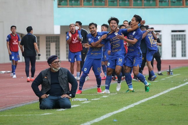 Bek PSIS, Riyan Ardiansyah (14) merayakan gol kemenangan bersama rekan setimnya dalam laga pekan pertama BRI Liga 1 2021/2022 melawan Persela Lamongan. (c) Bola.net/Bagaskara Lazuardi