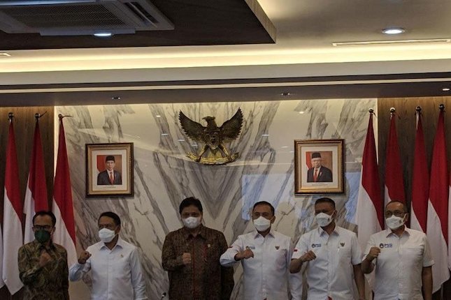 Ketua PSSI, Mochamad Iriawan, Menpora, Zainudin Amali, dan Direktur Utama PT Liga Indonesia Baru (LIB), Akhmad Hadian Lukita menghadap Koordinator PPMK luar Jawa-Bali, Airlangga Hartarto. (c) dok.bolacom/ist